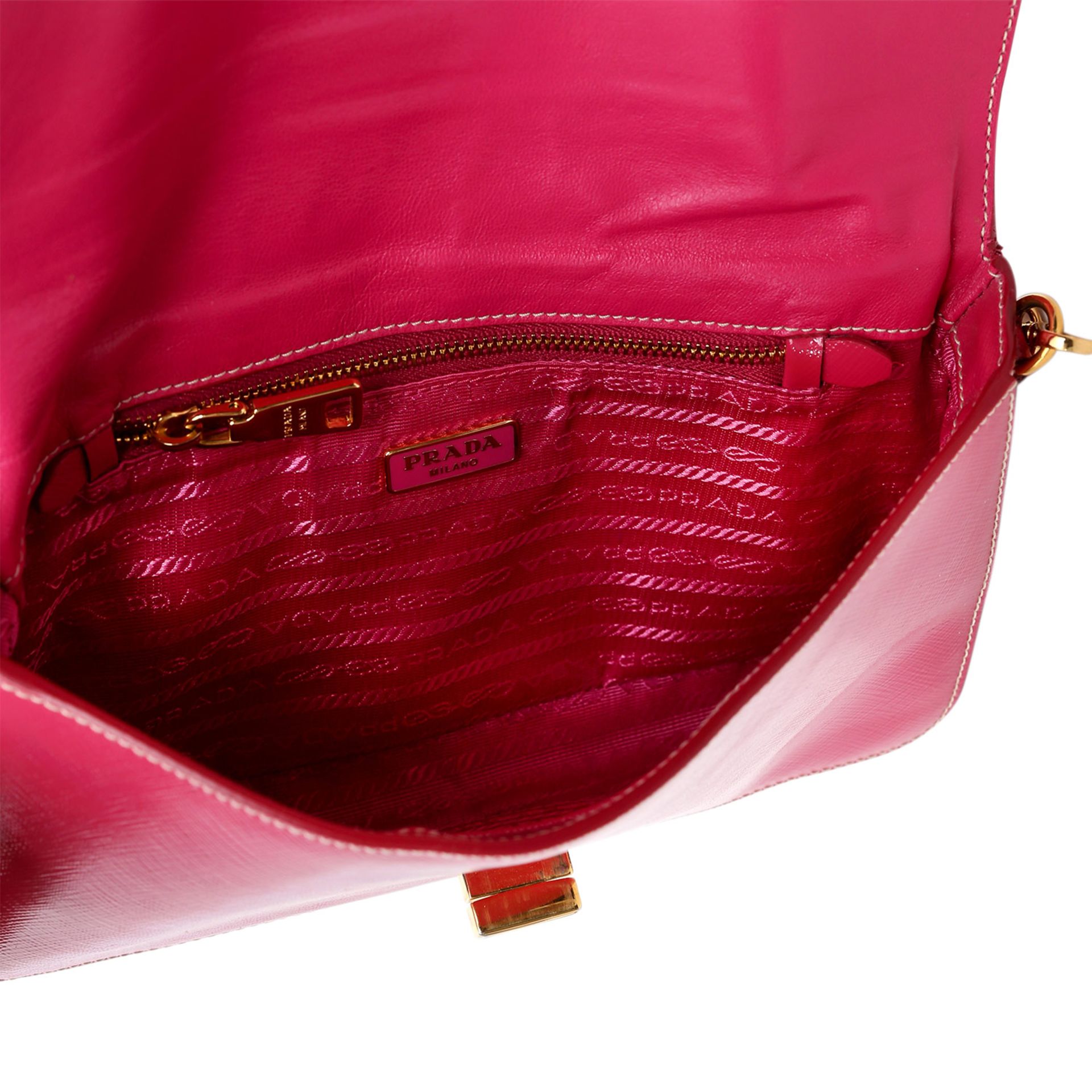 PRADA exklusive Umhängetasche. Saffiano-Lackleder in Pink mit goldfarbener Hardware, Überschlag - Bild 11 aus 14