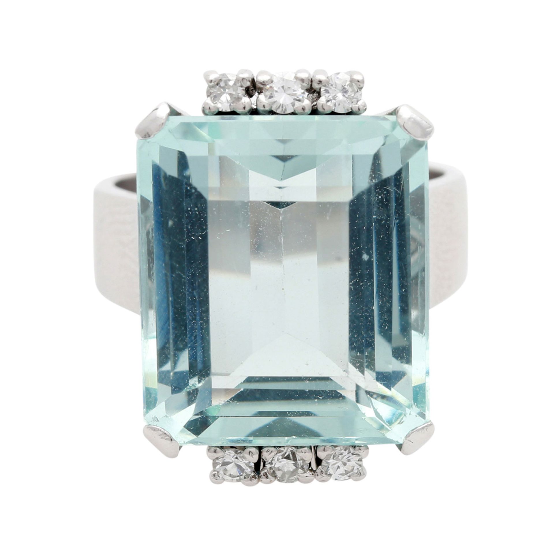 Ring mit 1 Aquamarin, ca. 14 ct, im 8-eckigen Treppenschliff mit je 3 Brillanten an den