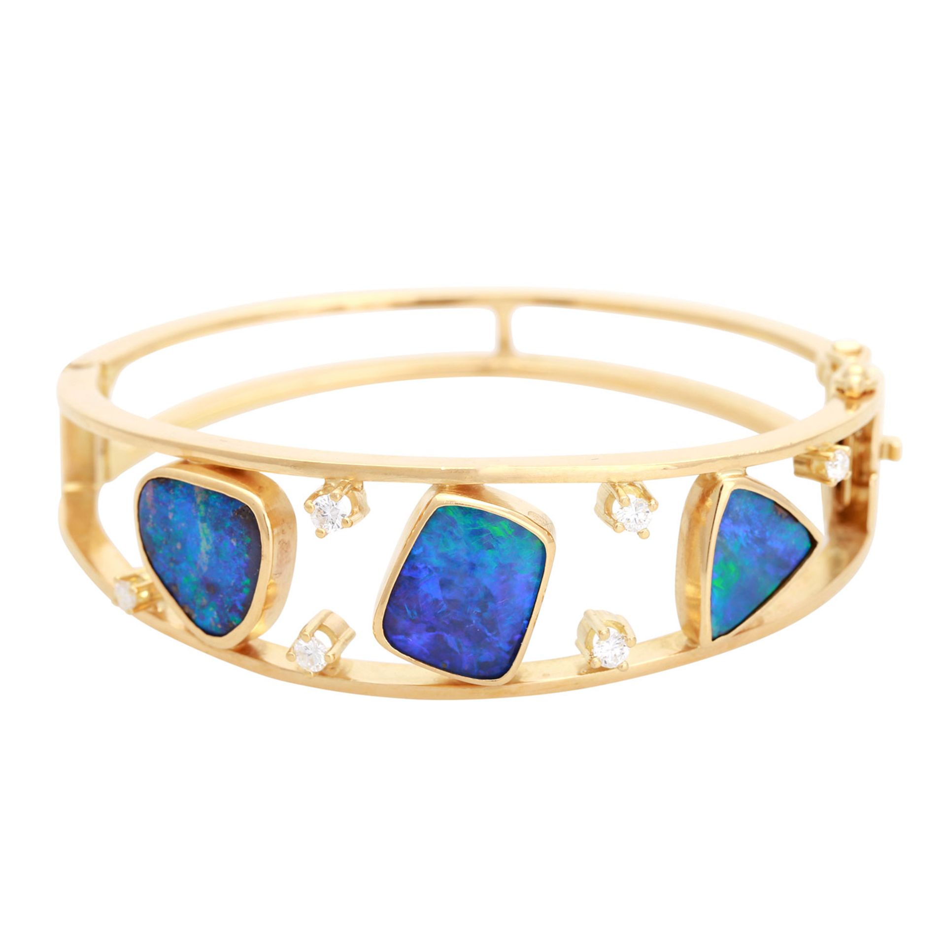 Armreif mit Opalen und Diamanten, 3 Boulder-Opale mit vorwiegend grünen und blauen Farbreflexen, 6