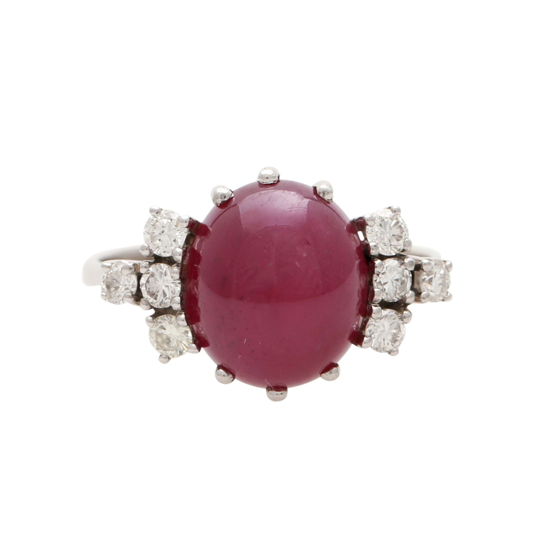 Ring mit Rubincabochon u. 8 Brillanten zus. ca. 0,42 ct. (punz.) W (H) / SI, WG 14K, RW: 56.