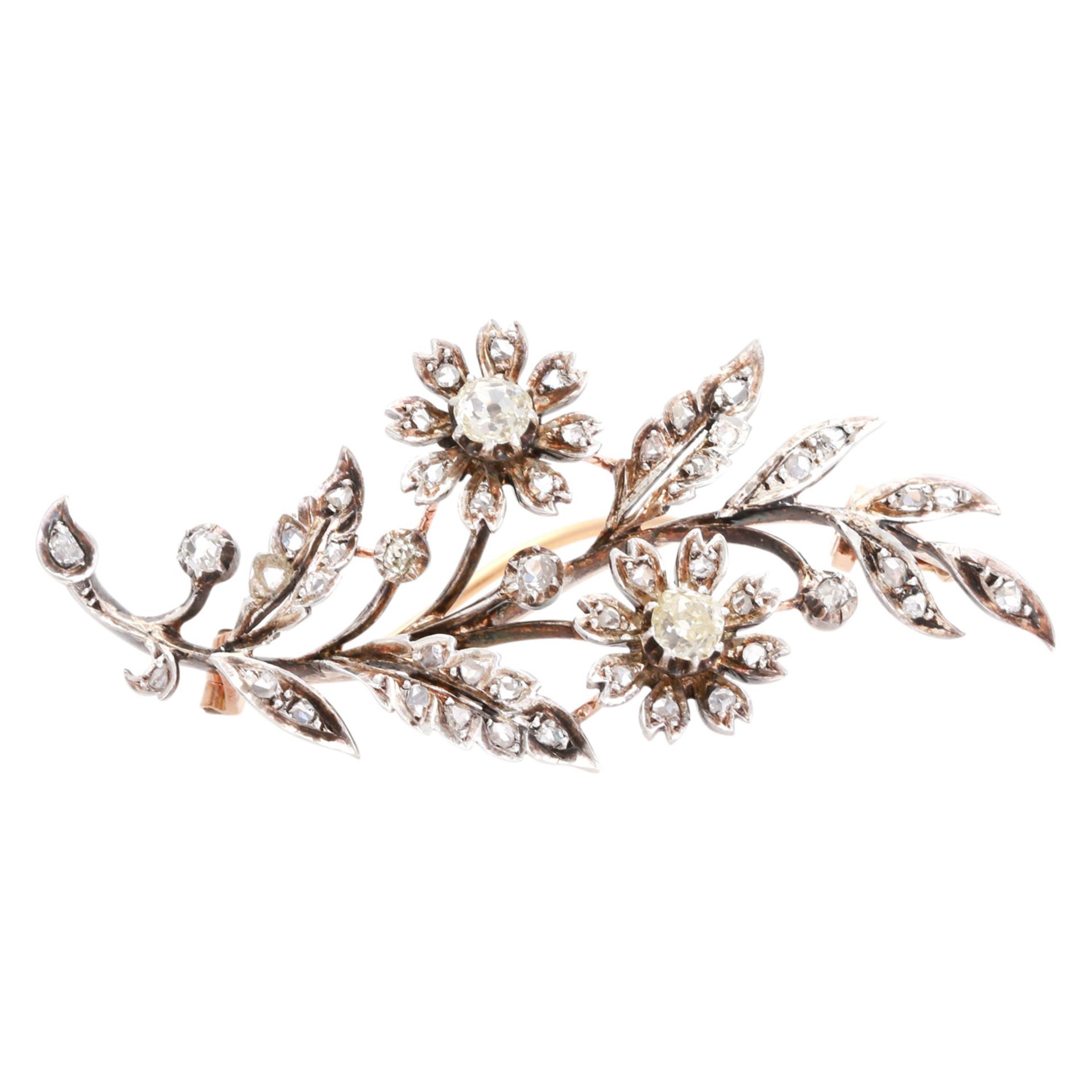 Blütenzweigbrosche mit Diamantbesatz darunter Altschliffdiam. und Diamantrosen zus. ca. 1,1 ct von