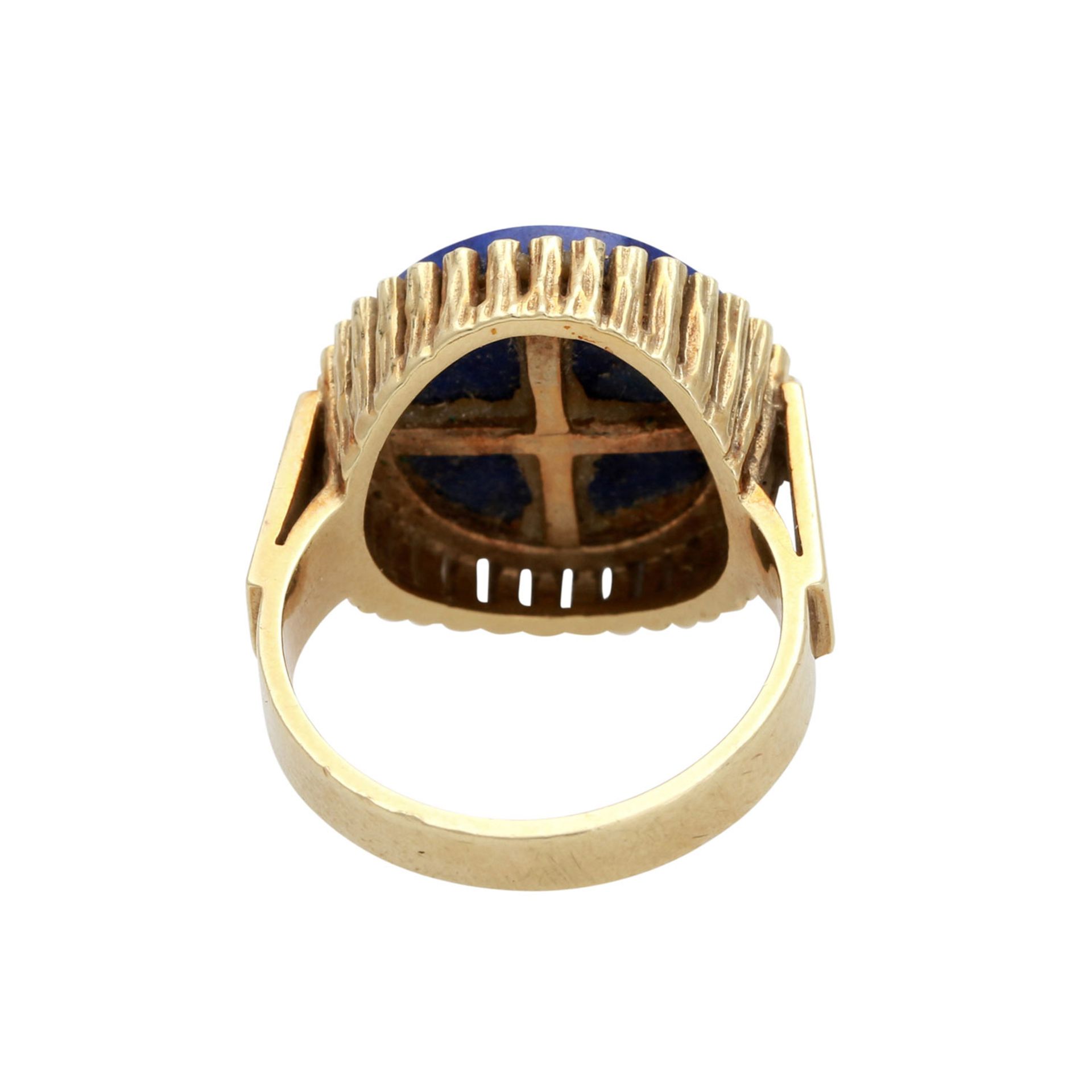 FAHRNER Ring mit Lapislazuli-Scheibe in runder Fassung aus amorph strukturierten Stäbchen. GG 14K, - Bild 4 aus 4