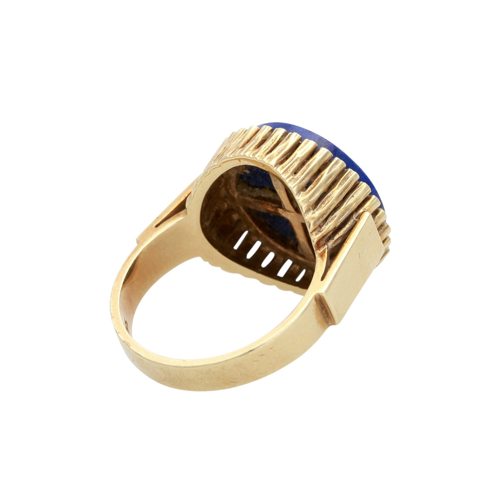 FAHRNER Ring mit Lapislazuli-Scheibe in runder Fassung aus amorph strukturierten Stäbchen. GG 14K, - Bild 3 aus 4