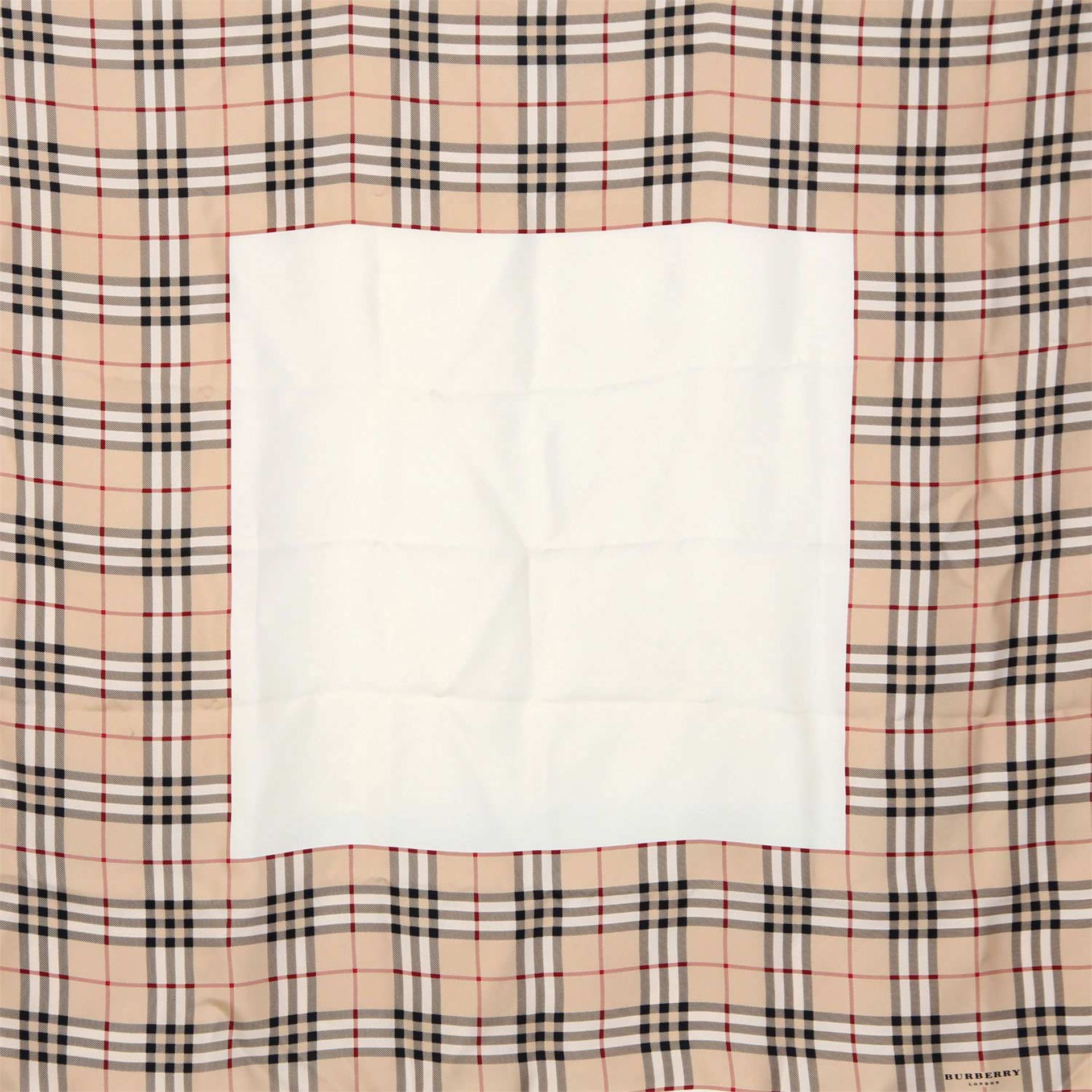 BURBERRY Seidencarré. 90x90 cm. 100% Seide. Beigefarbener Grund mit labeltypischem Karomuster und - Image 2 of 2