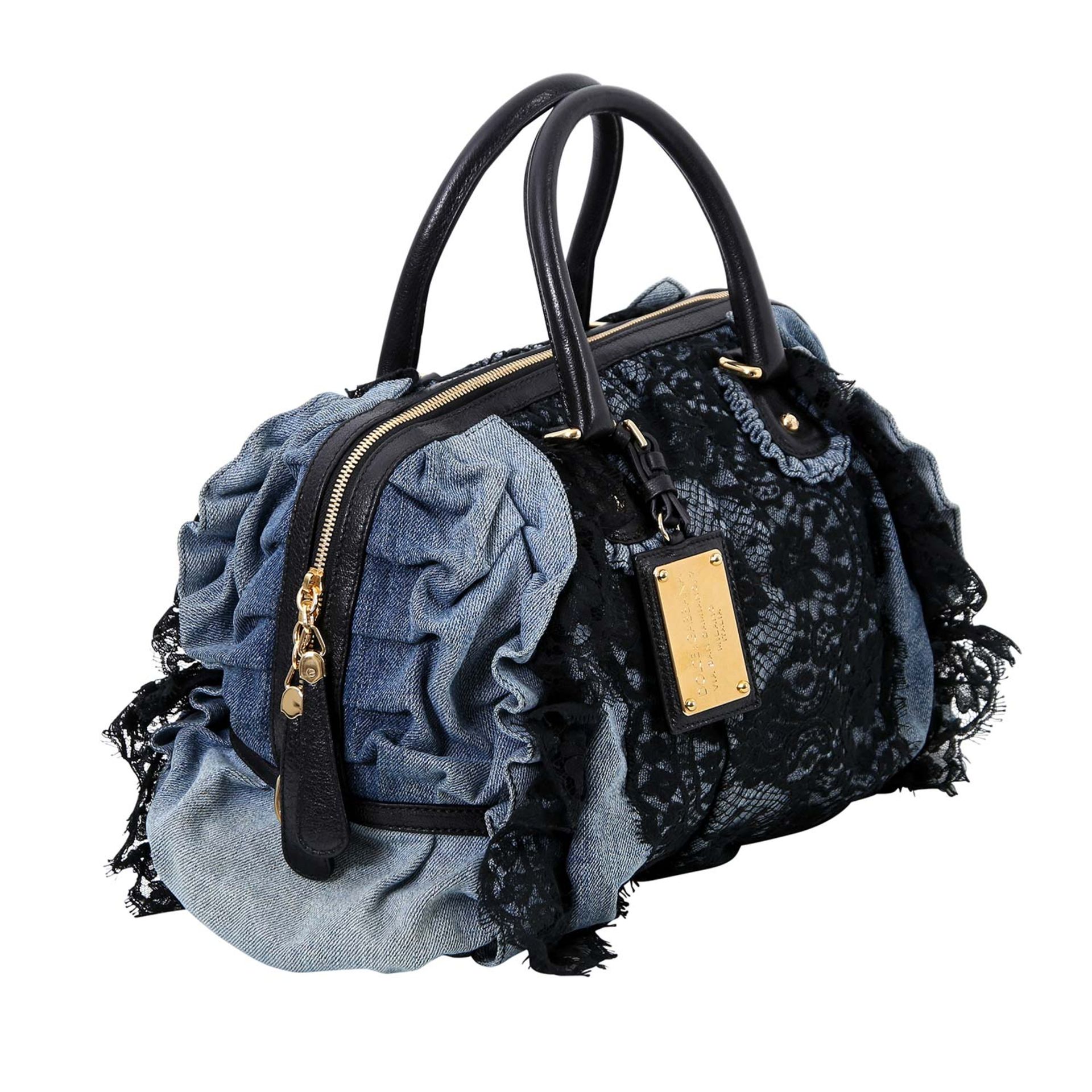 DOLCE & GABBANA Henkeltasche. Materialmix aus Denim, Spitze und Leder, goldfarbene Hardware mit - Image 2 of 6