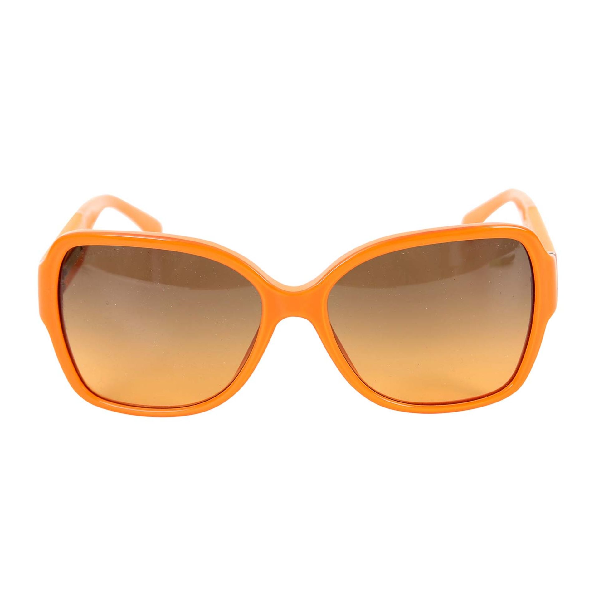 CHANEL Sonnenbrille. Orangfarbenes Gestell, getönte Gläser, schmale Bügel mit Lackleder-, Logo-