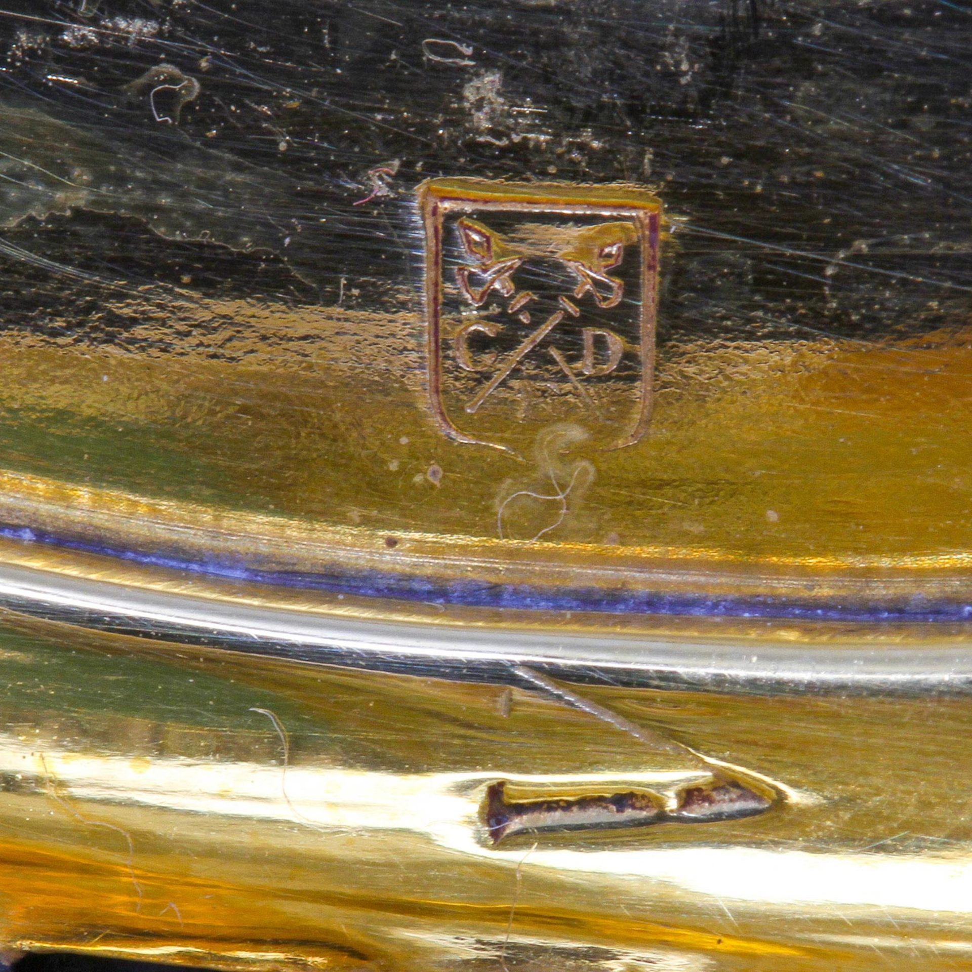 Glaskrug mit Metallmontur, 20.Jh. bauchige, mehrfach konvexe Form, mit Henkel, irisierendes Glas, - Bild 8 aus 9