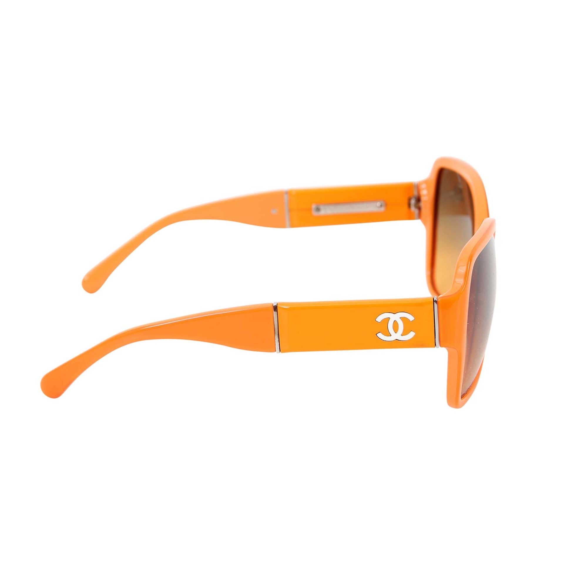 CHANEL Sonnenbrille. Orangfarbenes Gestell, getönte Gläser, schmale Bügel mit Lackleder-, Logo- - Image 3 of 5