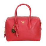 PRADA Henkeltasche. NP. ca.: 1.600,-€. Softes Leder in Rot, goldfarbene Hardware, abnehmbarer