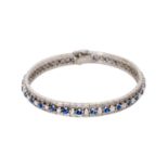 Armband mit 29 Brillanten, zus. ca. 1,5 ct, guter Farb- und Reinheitsgrad, im Wechsel mit 29