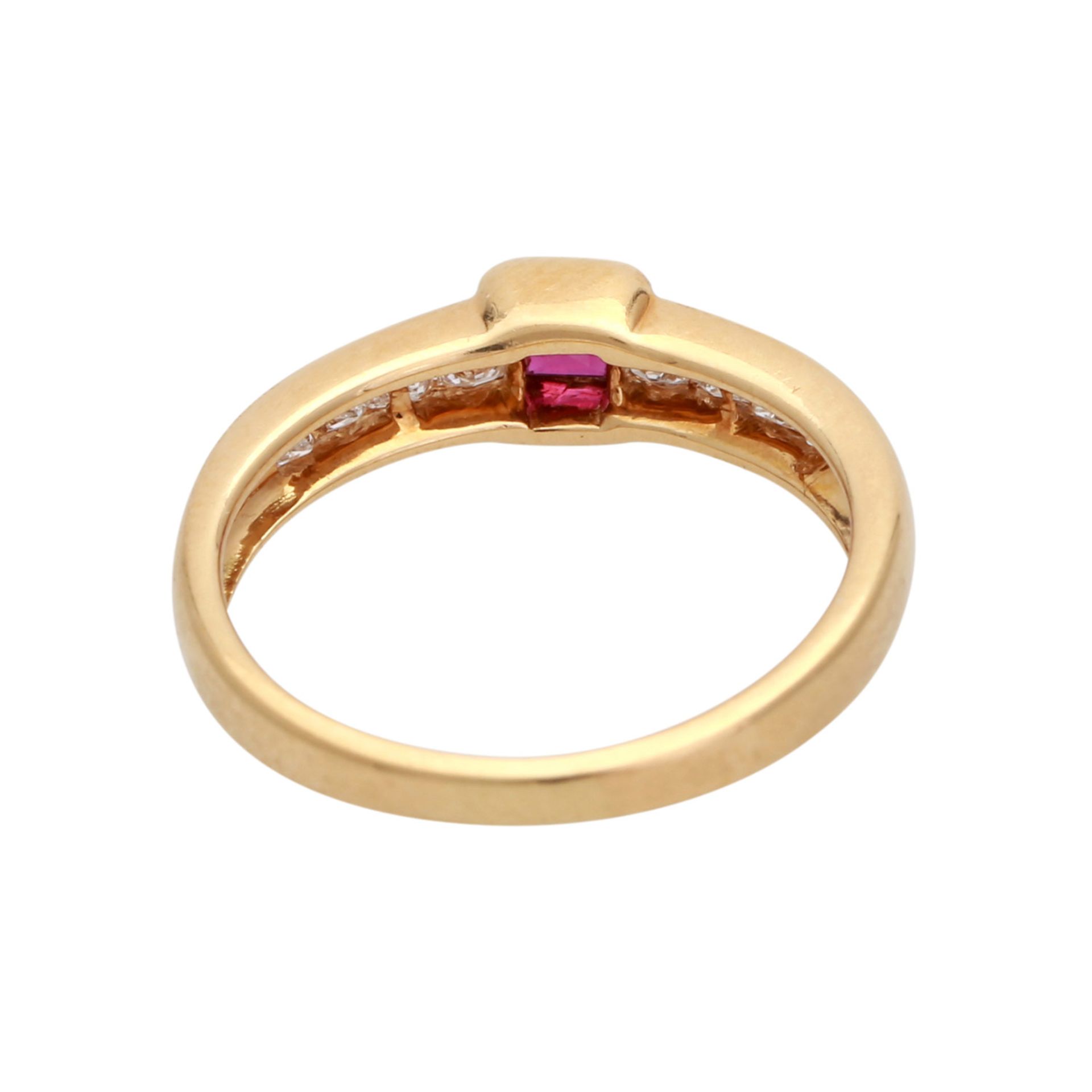 WEMPE Ring mit 1 Rubincarré und 8 Diamanten im Prinzess-Schliff, zus. ca. 0,25 ct, FW (F - G) / - Bild 4 aus 4