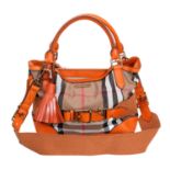 BURBERRY Henkeltasche. NP. ca.: 750,-€. Materialmix aus Leder und Textil, Nova-Check Design, Leder