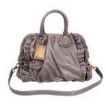 DOLCE & GABBANA Handtasche. NP. ca.: 1.200,-€. Leder in Grau, dekorative Falten und Kräuselungen,