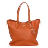 PRADA Shopper "SIDE ZIP SHOPPING TOTE". NP. ca.: 1.600,-€. Softes Leder in Papayafarben, goldfarbene