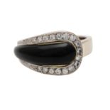 Damenring mit Onyx und Brillanten zus. ca. 0,5 ct, tropfenförmiger Mittelteil, WG 18K, RW 53.