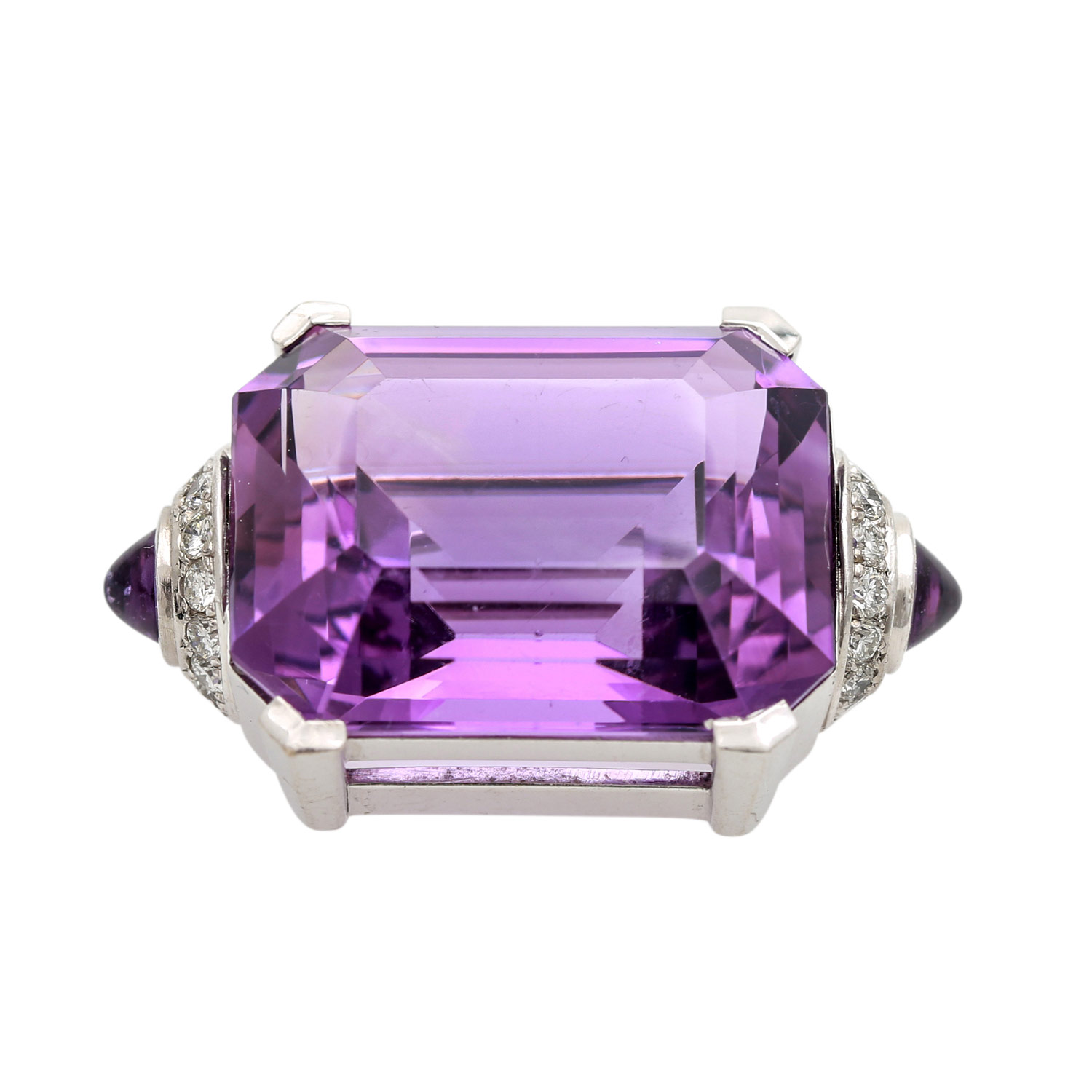 Brosche mit einem Amethyst in intensiver Farbe im Treppenschliff, ca. 29 ct, seitlich je 8