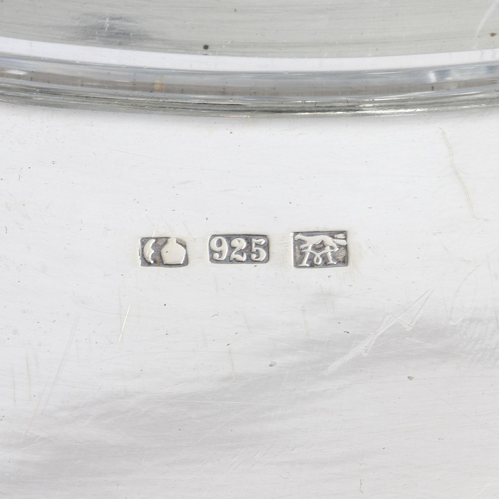 ERNST MENNER Stuttgart Rundplatte mit Glaseinsatz, 925 Silber, 20. Jhd. Fahne mit ornamentalem - Image 6 of 6