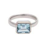 Damenring besetzt mit 1 Aquamarin ca. 2,3 ct, augenklar, im Treppenschliff. WG 18K. RW: 57. (Leichte