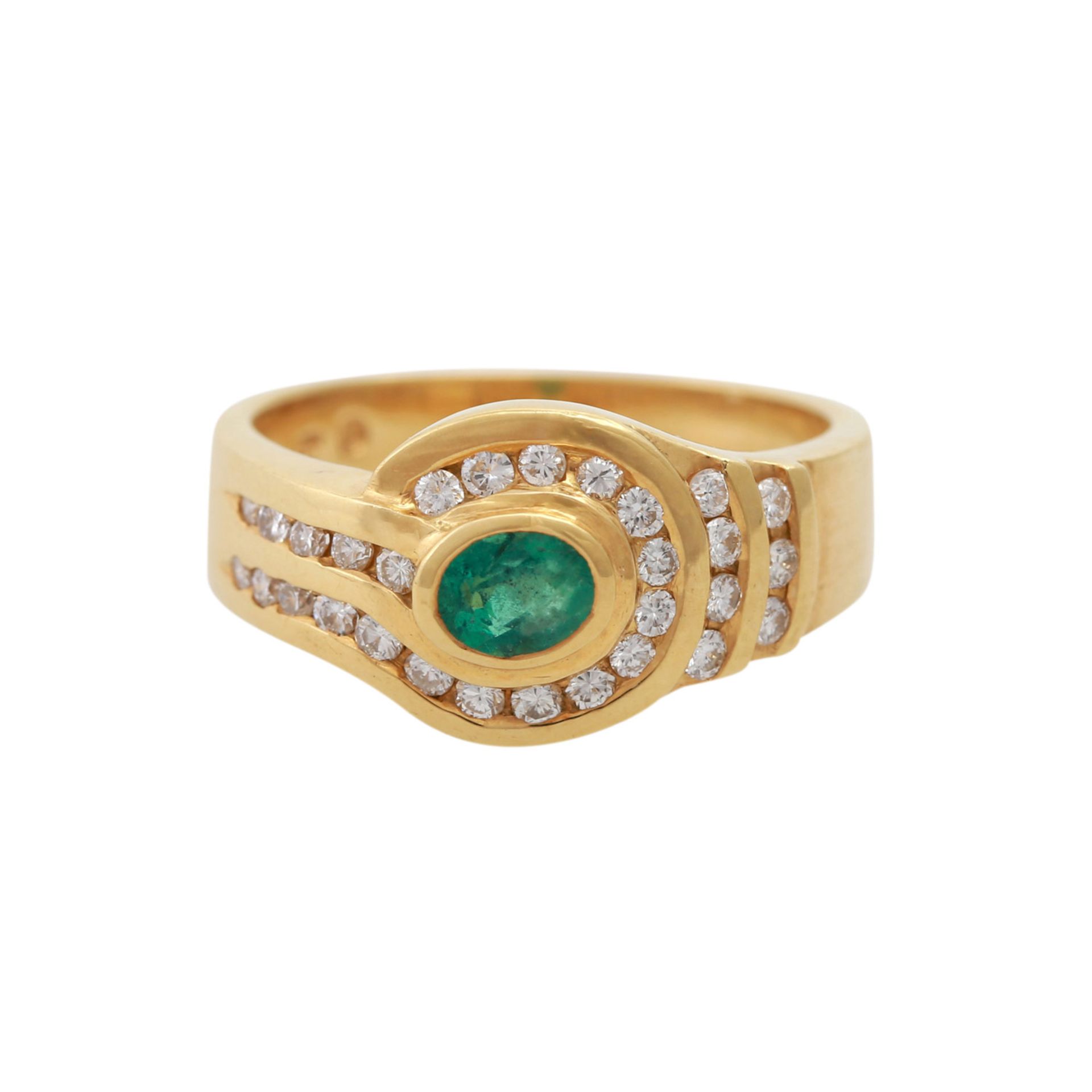 Damenring besetzt mit 1 ovalfac. Smaragd sowie kl. Brillanten zus. ca. 0,38 ct, WG 18K. Ringgröße