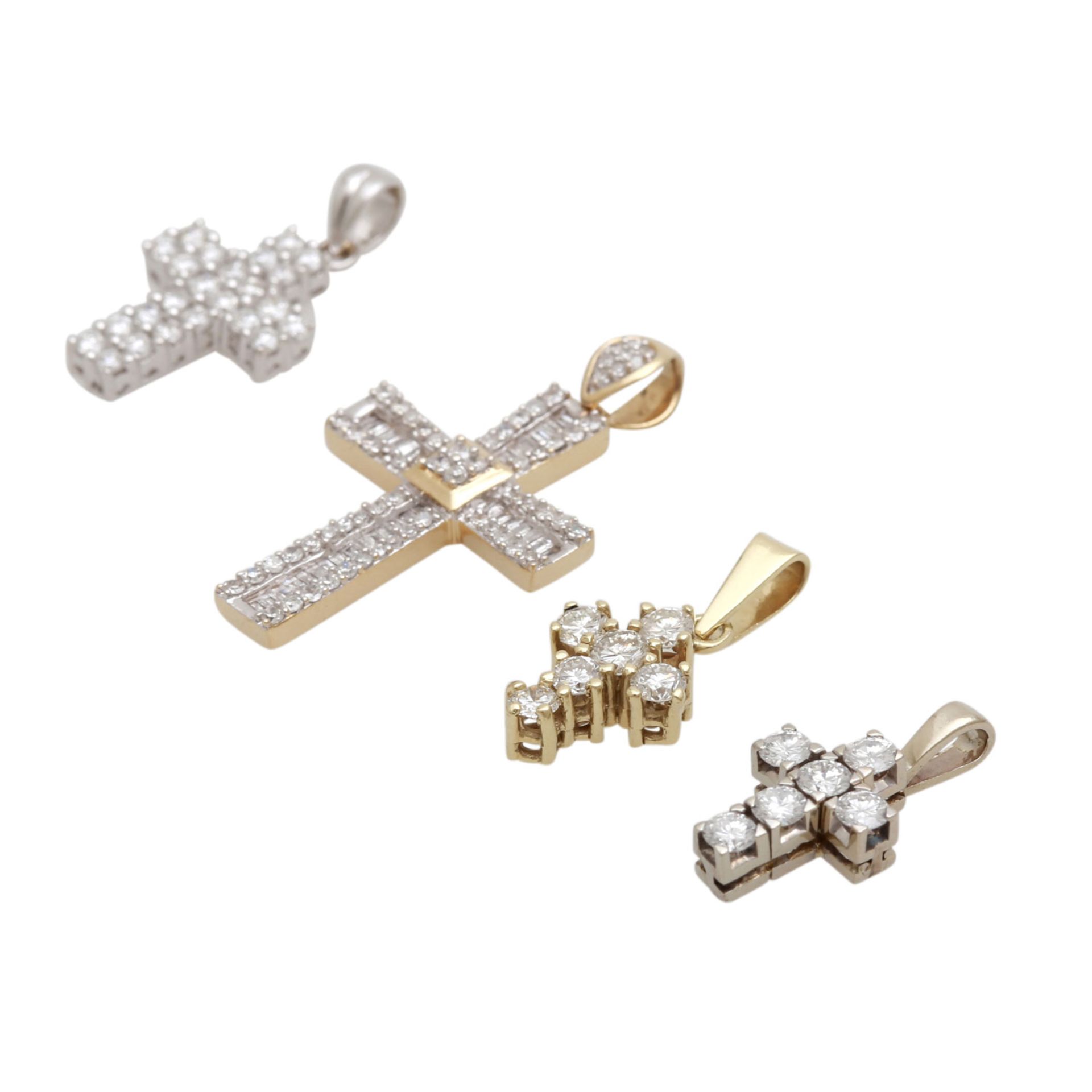 4 Kreuzanhänger mit Diamantbesatz davon 1 mittleres Kreuz in WG 18K mit 24 Brillanten zus. ca. 0,7