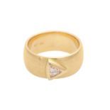 Damenring mit 1 Diamant im Triangelschliff ca. 0,15 ct, GW / VS in GG 18K, RW: ca. 54,5, B: ca. 8,