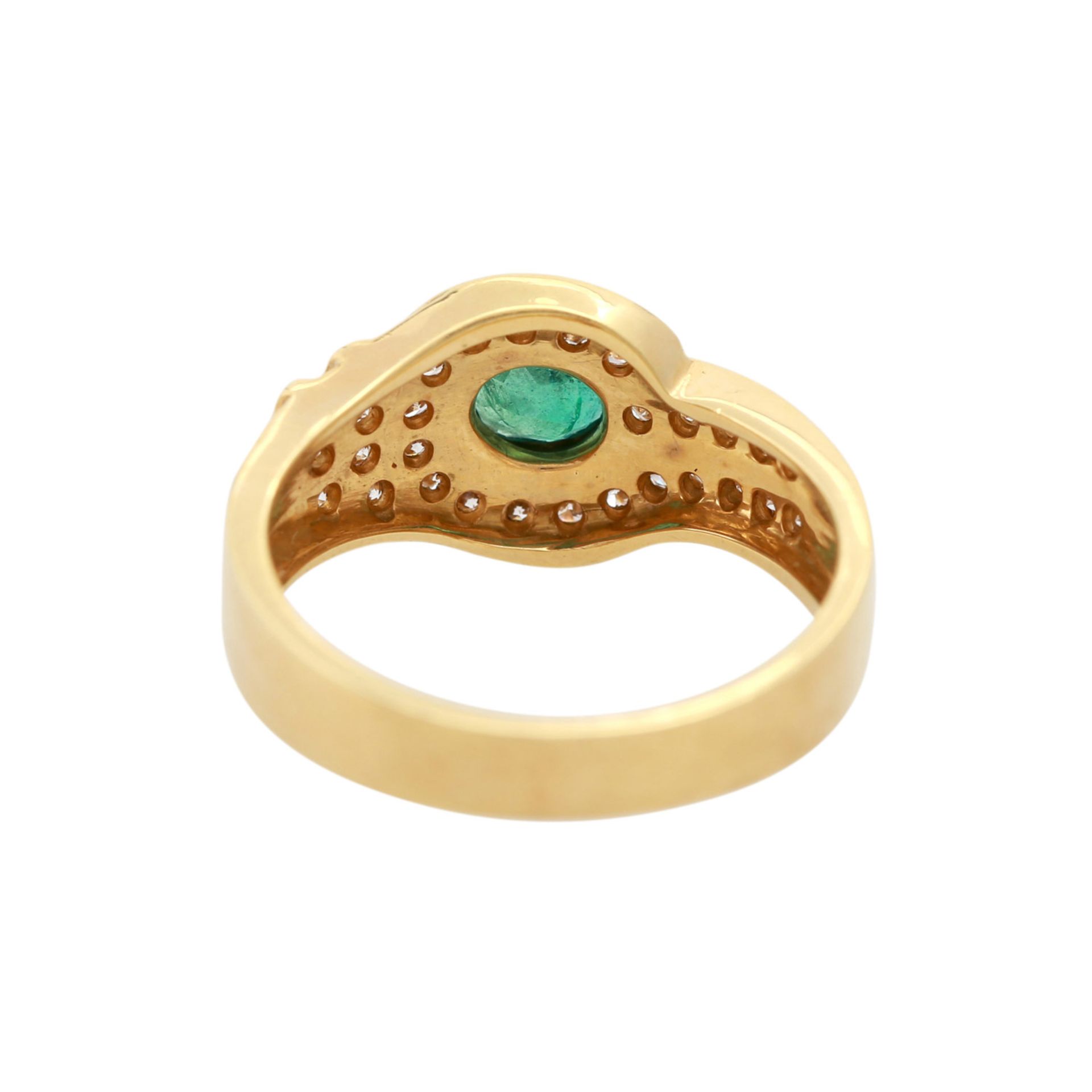 Damenring besetzt mit 1 ovalfac. Smaragd sowie kl. Brillanten zus. ca. 0,38 ct, WG 18K. Ringgröße - Bild 4 aus 4