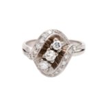 Damenring mit Diamantbesatz zus. ca. 0,6 ct FW - WEISS (G - H) / VS - VVS in WG 18K, geschwungener