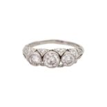 Ring in antiksierendem Stil mit Diamantbesatzdavon 3 Brillanten zus. ca. 1,2 ct WEISS - LGW (H -