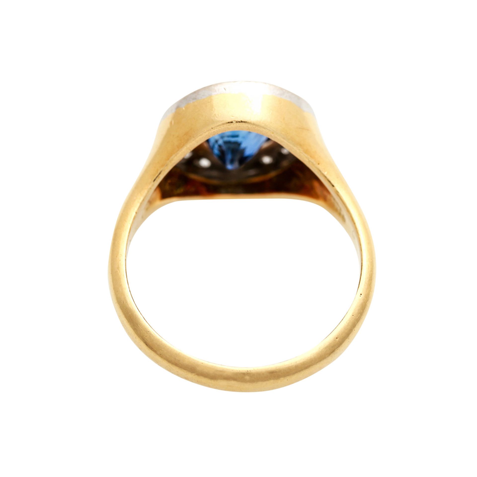 Ring mit 1 Saphir rechteckig antik facettiert,6,5 x 5,5 mm, oval entouriert von 14 Brillanten, - Image 4 of 5