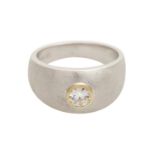 Bandring mit 1 Brillantca. 0,35 ct FW (F-G) / SI (punz.) in WG 18K, Fassungsrand GG, RW: ca. 52,