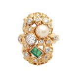 Ring bes. mit Brillanten und Diamanten, zus. ca. 0,5 ct,1 Zuchtperle und 1 Smaragdrechteck in barock