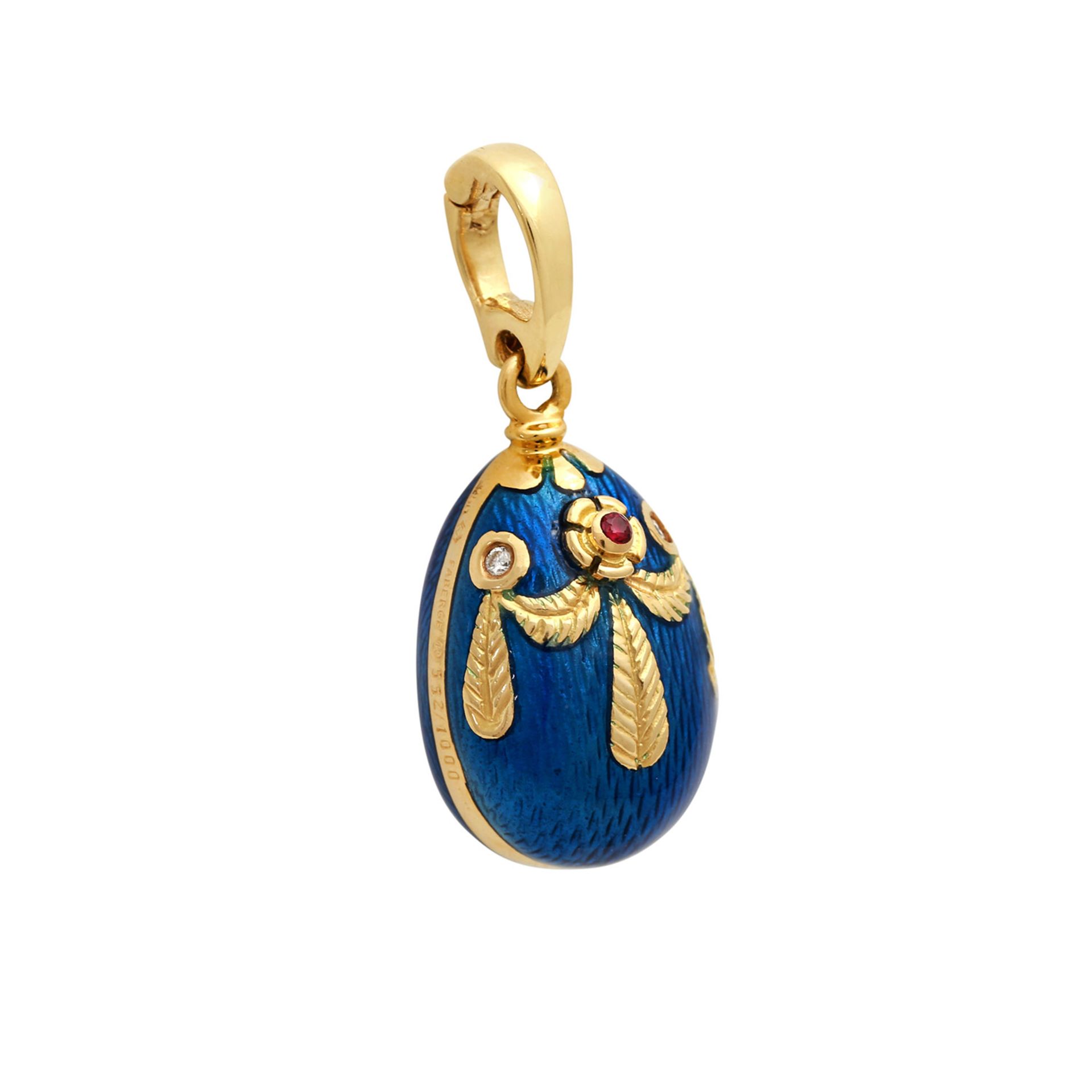 FABERGÉ BY VICTOR MAYER Anhänger "Ei",GG 18K, guillochiert und blau emailliert, bes. mit 2 kl. - Image 2 of 4