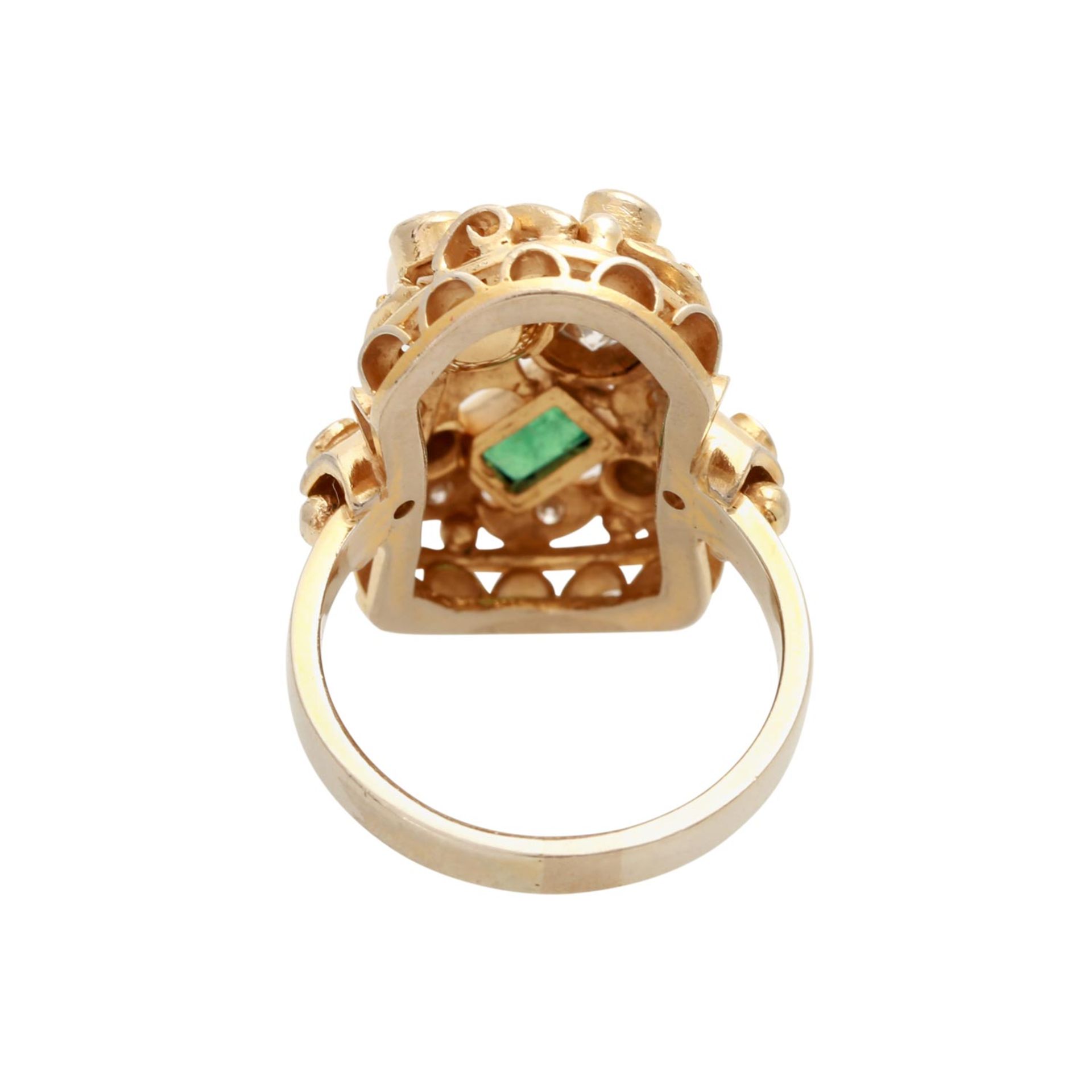 Ring bes. mit Brillanten und Diamanten, zus. ca. 0,5 ct,1 Zuchtperle und 1 Smaragdrechteck in barock - Image 4 of 4