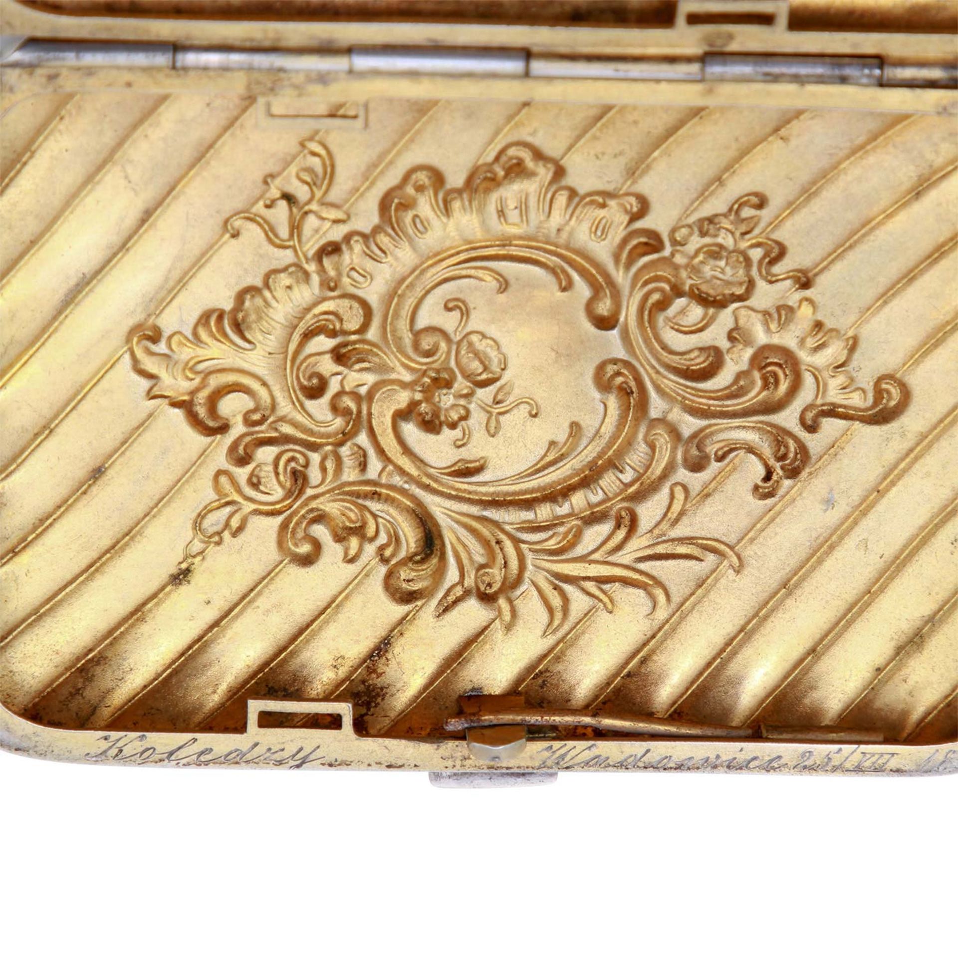 DEUTSCH Zigarettendose, 800 Silber, um 1898.Rechteckige Dose mit scharniertem Deckel, Reliefdekor - Bild 4 aus 5