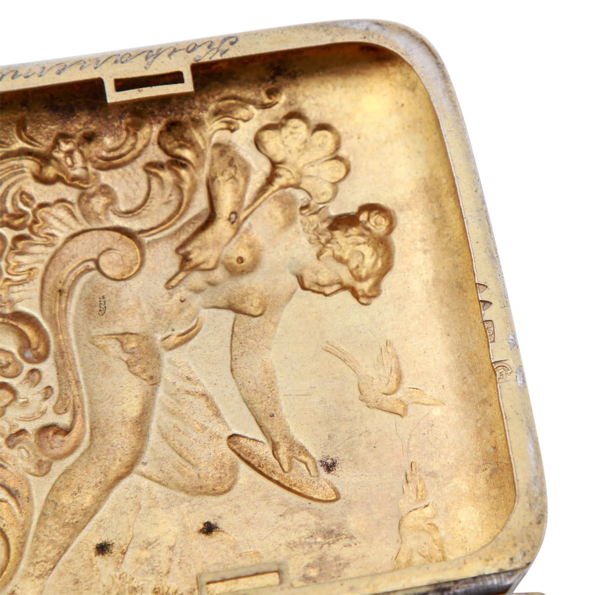 DEUTSCH Zigarettendose, 800 Silber, um 1898.Rechteckige Dose mit scharniertem Deckel, Reliefdekor - Bild 5 aus 5
