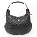 BURBERRY elegante Hobo Bag. Schwarzes, mattes Glattleder mit Rautensteppung. Softe Habtik,