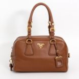 PRADA zeitlose Bowlingbag. Maße ca.: L30cmxH18cmxT14cm. KP.: 520,-. Rehbraunes genarbtes Leder,