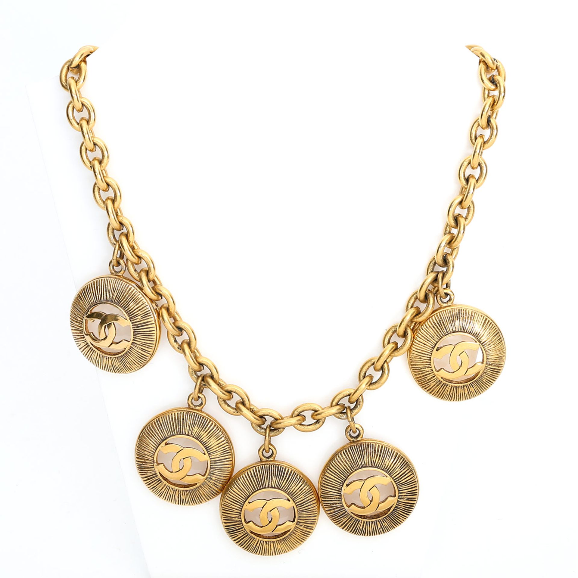 CHANEL edle Vintage Modeschmuck Kette. Goldfarben mit fünf runden Anhängern mit typischem CC- Logo