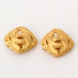 CHANEL VINTAGE edle Ohrclips, Koll. 1995. Mattgoldfarbenes Rautendesign mit CC-Logo Dekor und