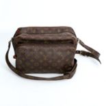 LOUIS VUITTON zeitlose Umhängetasche "NIL". 70er Jahre. Monogram Canvas Serie, kompakte Form mit