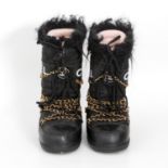 CHANEL extravagante Moonboots, Gr. 38-40; schwarz, mit Kettendetails und weißem Logo-Schriftzug,