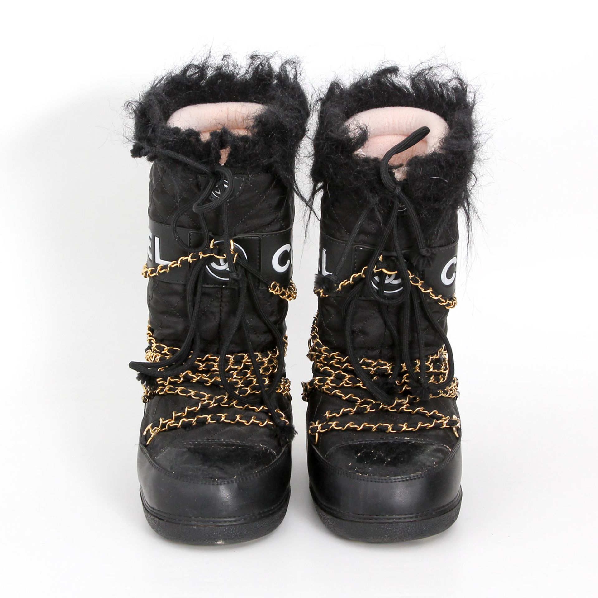 CHANEL extravagante Moonboots, Gr. 38-40; schwarz, mit Kettendetails und weißem Logo-Schriftzug,