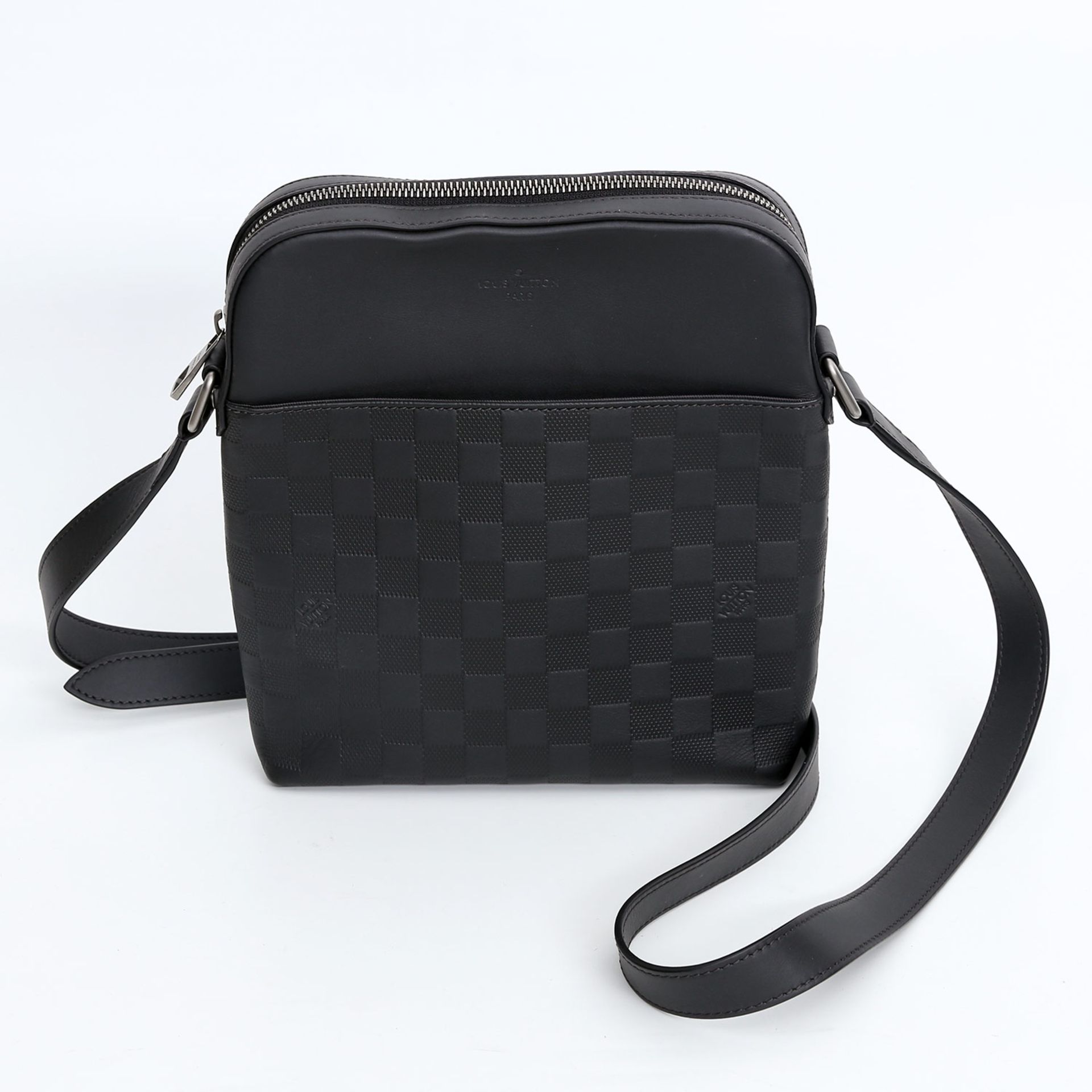 LOUIS VUITTON aktuelle Umhängetasche "DISTRICT POCHETTE", Koll. 2017, NP.: 1.270,-. Damier Infini