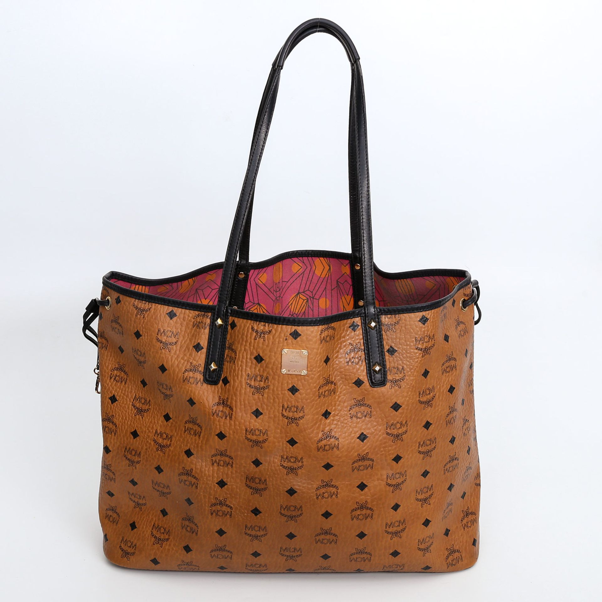 MCM aktueller Wendeshopper. Cognacfarbenes Leder mit abstraktem Innenfutter in Textil. Schwarze