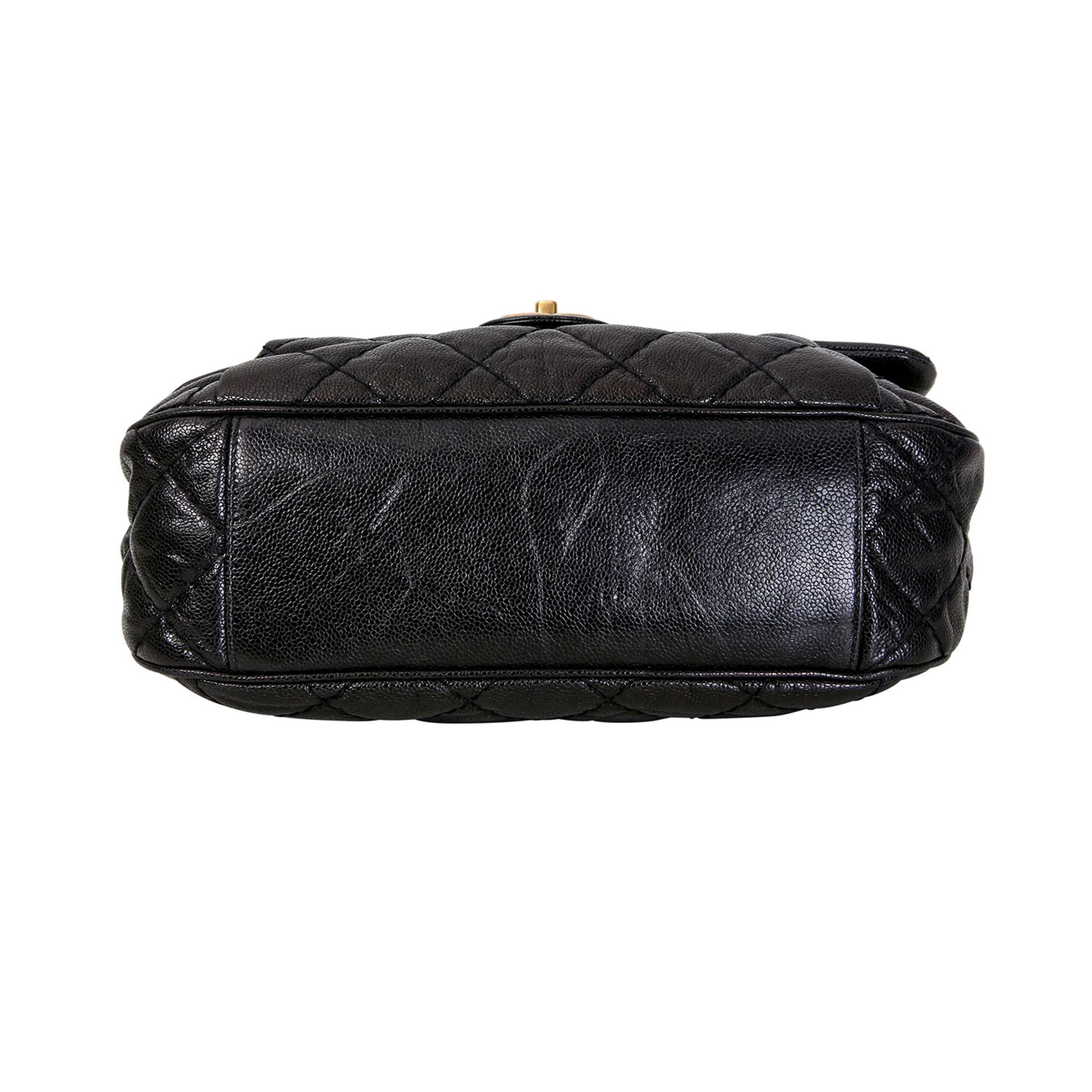 CHANEL Messenger Bag, Koll. 2013/14. NP. ca.: 2.900,-€. In Rauten gestepptes Kaviarleder in Schwarz, - Bild 5 aus 7