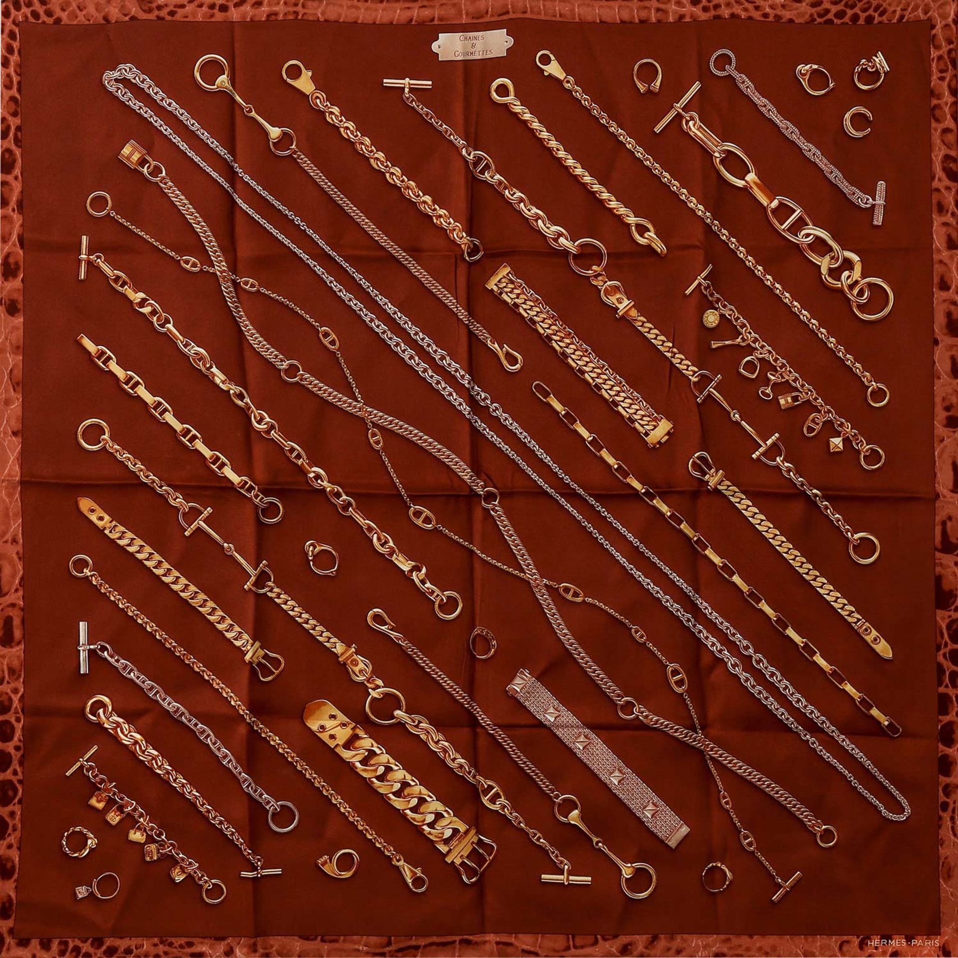 HERMÈS Seidencarré "CHAINS ET GOURMETTES". 100% Seide. Ketten-Motiv in goldfarben auf braunem Grund.