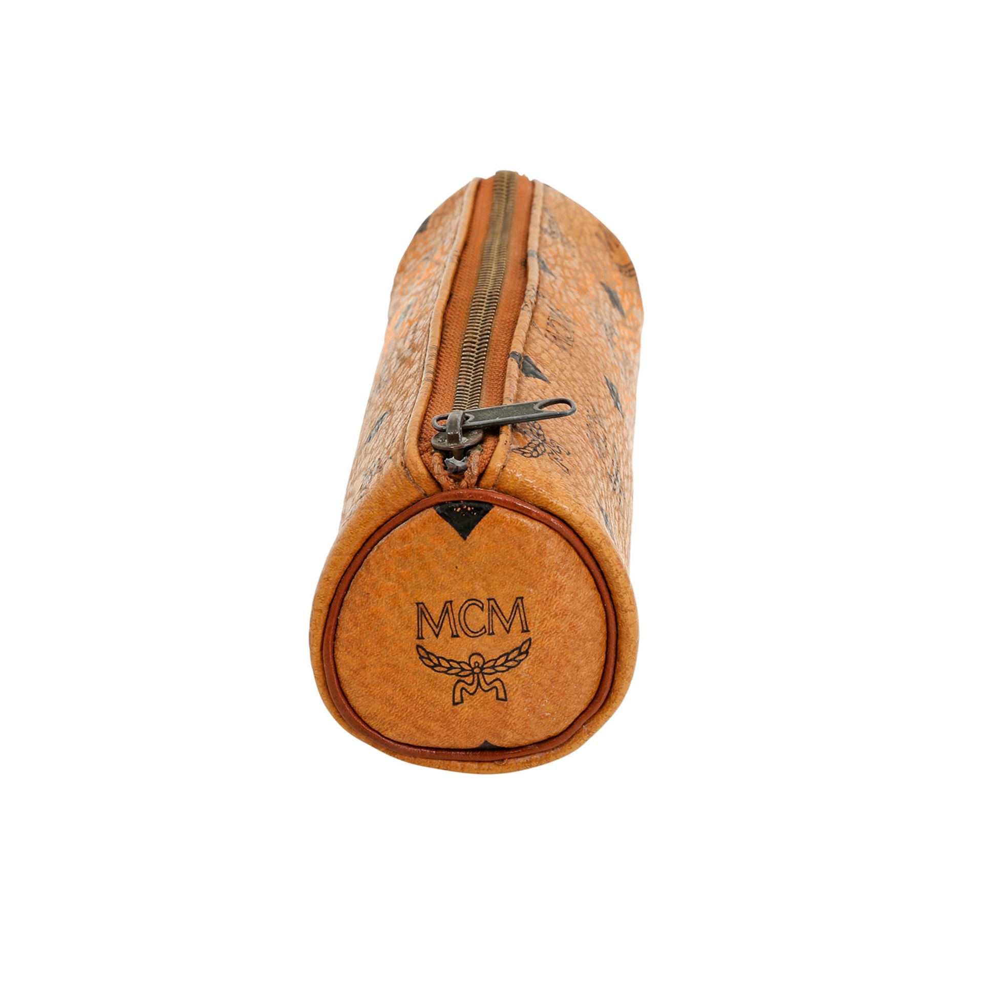 MCM VINTAGE Mäppchen. 80er Jahre. Heritage Serie in Cognacfarben mit Reißverschluss aus Lederimitat. - Bild 3 aus 6