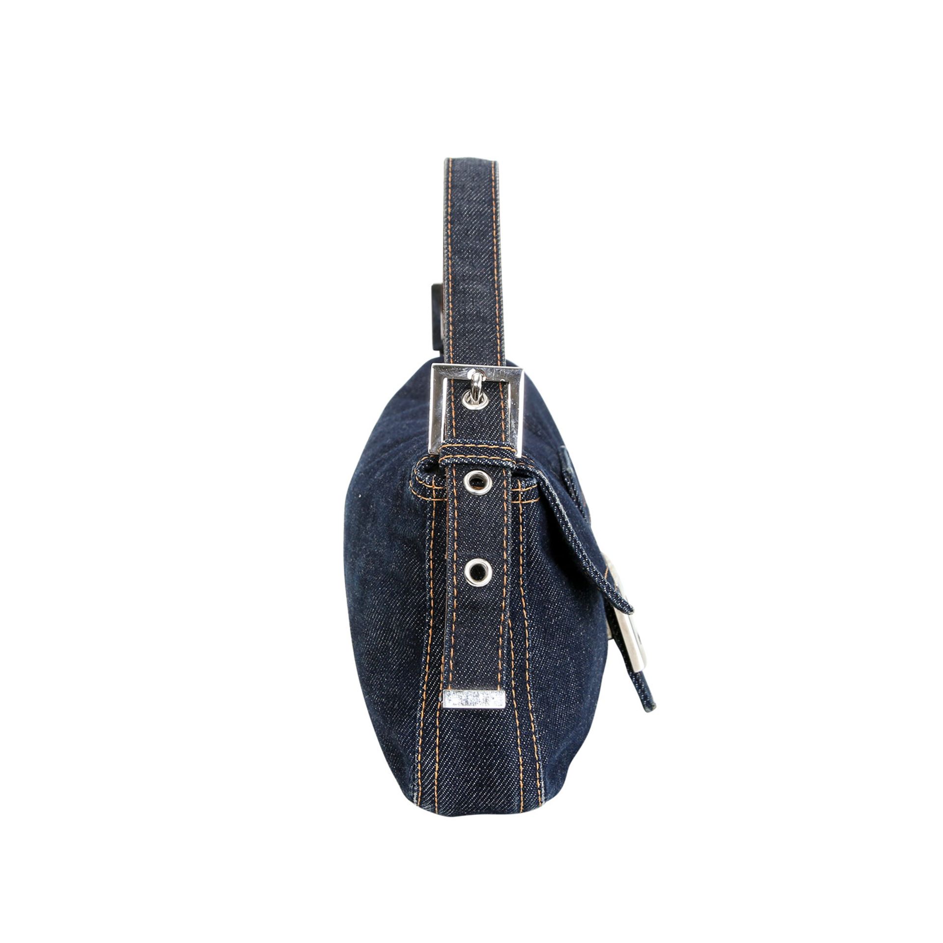 FENDI Schultertasche "BAGUETTE BAG". Letzter LP. ca.: 600,-€. Kompaktes Design aus dunkelblauem - Bild 3 aus 6