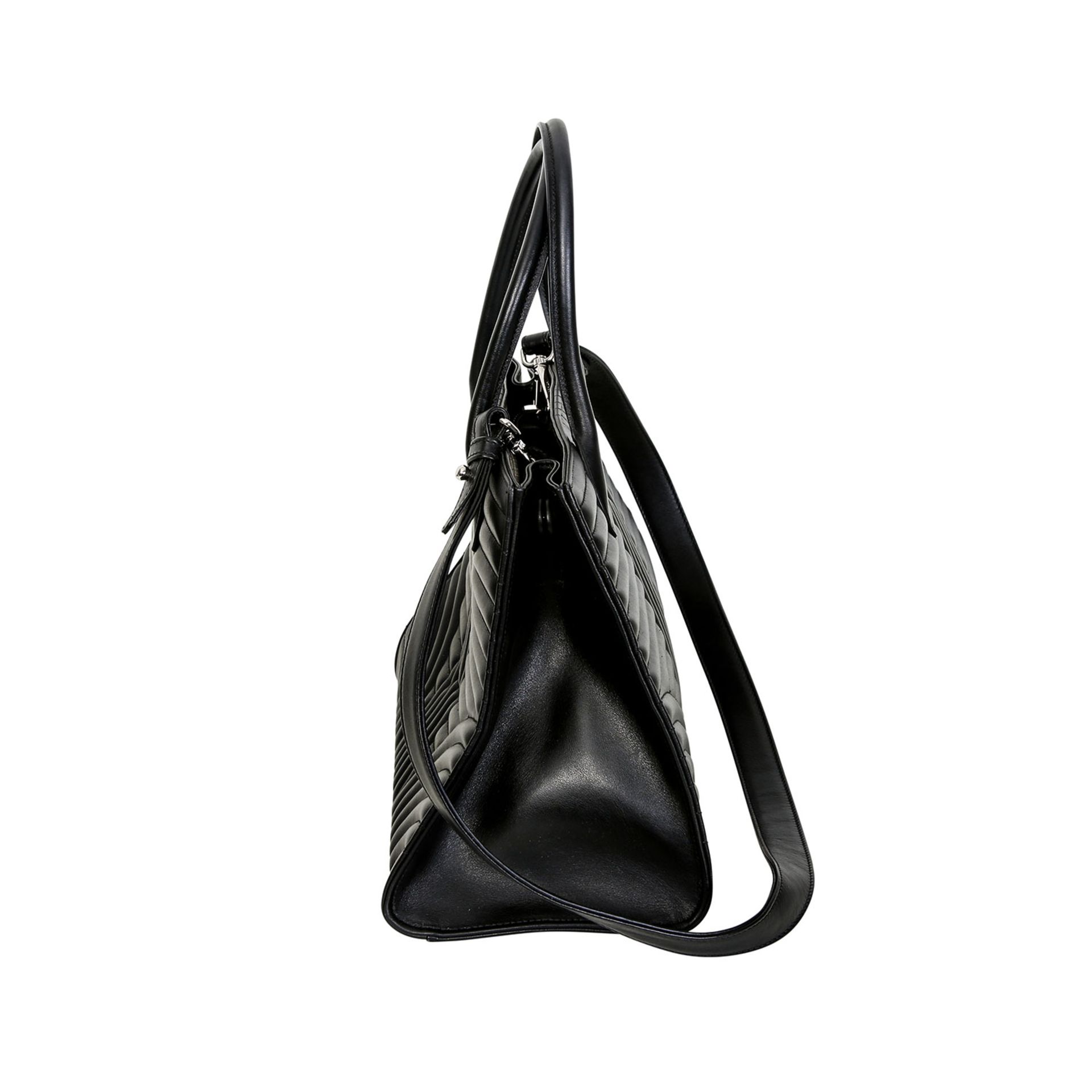 PRADA Henkeltasche "DIAGRAMME TOTE", akt.NP.: 1.500,-€. Modell aus schwarzem Leder mit 3-D- - Bild 3 aus 7