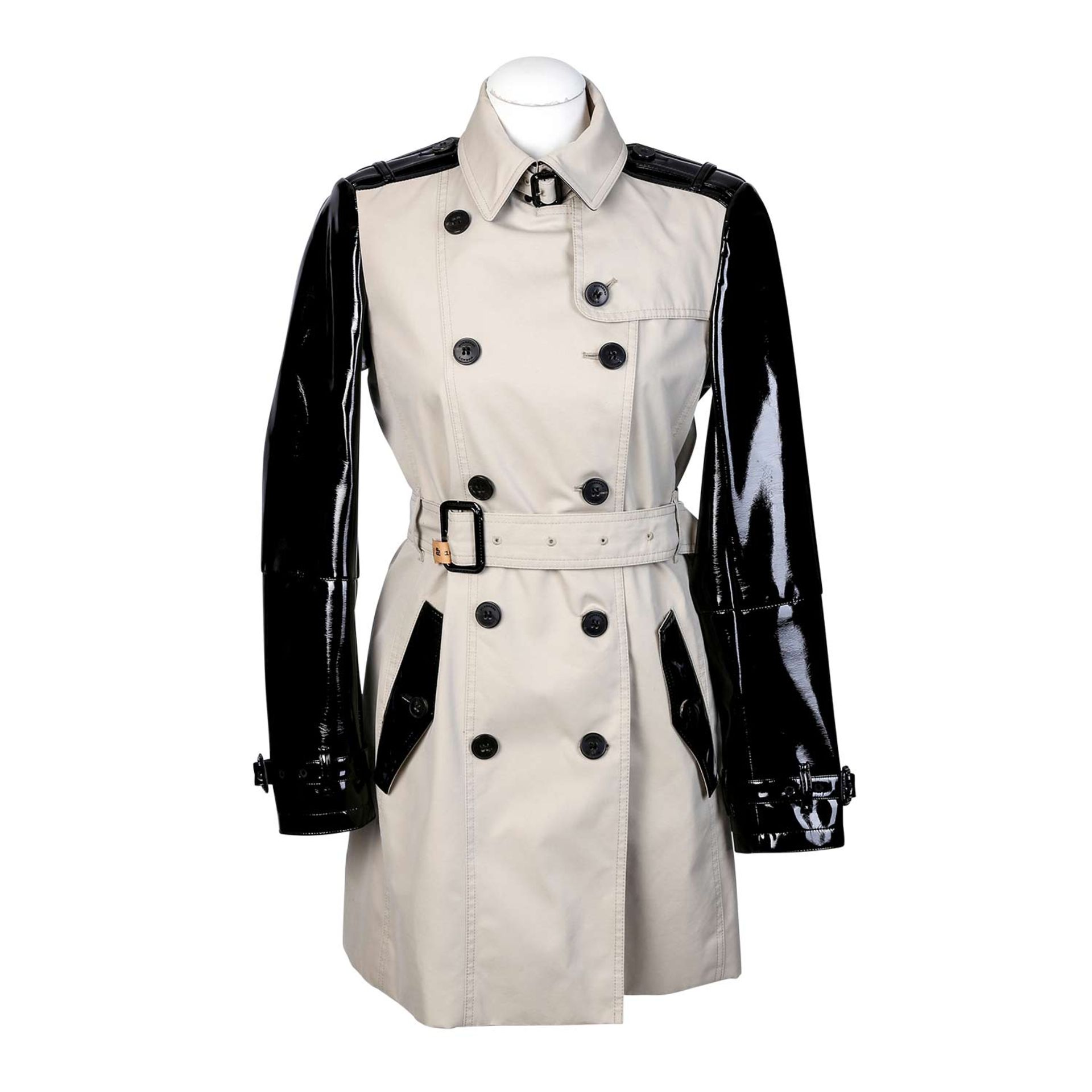 BURBERRY Trenchcoat, Gr. 38. Materialmix mit Lackleder-Details in Schwarz, klassischer Stil,